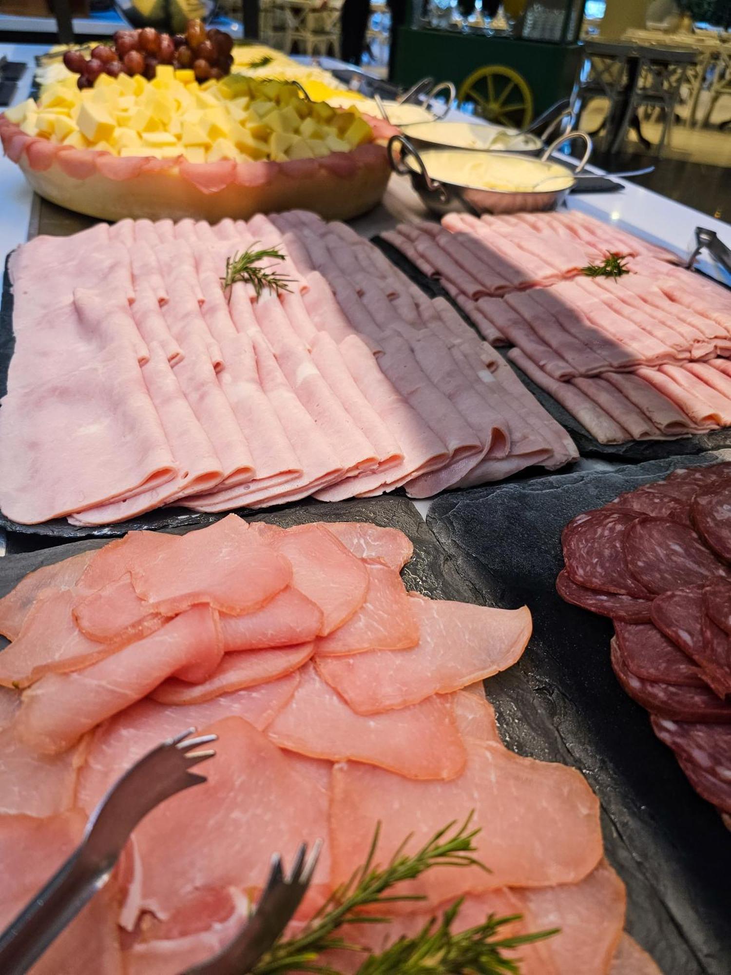 Buona Vitta Gramado Resort & Spa By Gramado Parks Екстер'єр фото The photo shows a display of various types of sliced deli meats arranged on a flat surface. There are several layers of thinly sliced, pale-colored meats, likely including ham or turkey, organized neatly in parallel rows. Additionally, there are slic